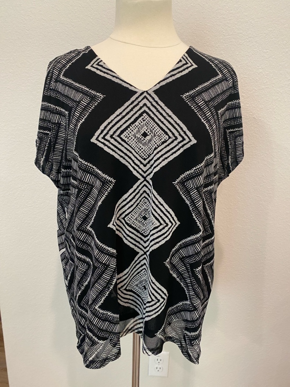 Chico's Black & White Geometric V-Neck Short Sleeved Top XL